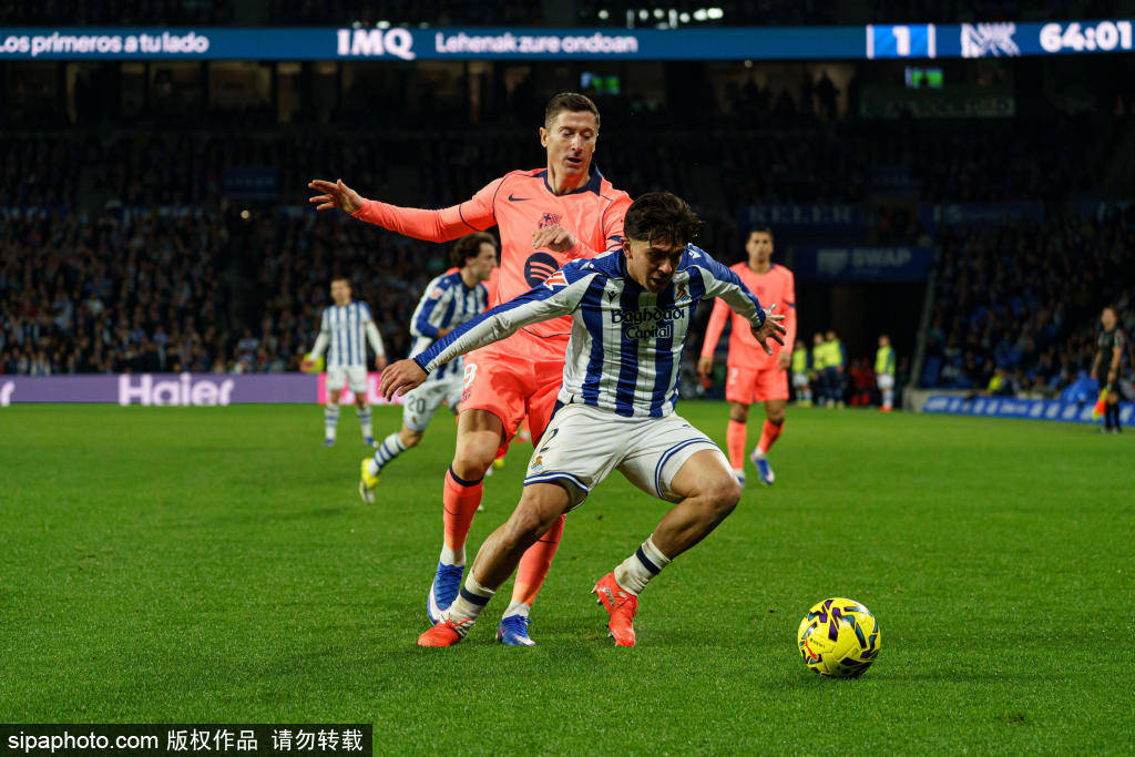 西甲两起裁判风波：孔德被踩未判，维尼点球争议，裁判技术委员会出手